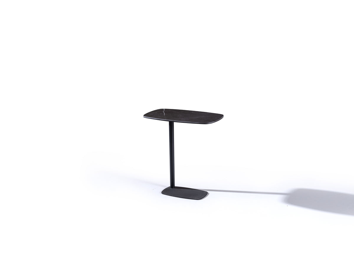 C-Table C Sehpa siyah mermer görünümlü tabla ve siyah metal C gövde, beyaz zeminde açılı görünüm