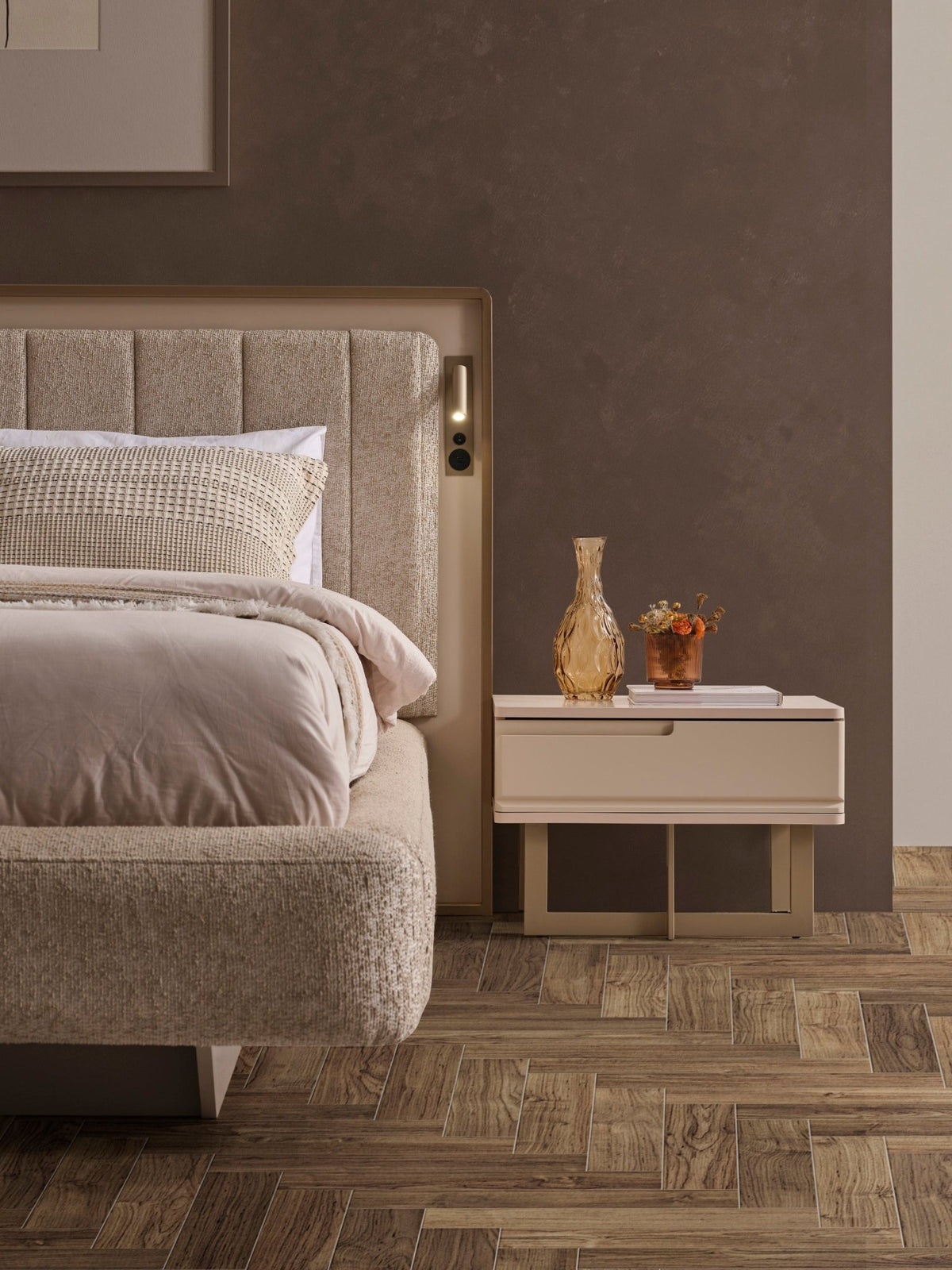 Nordic Luxury komodin, yatak başında