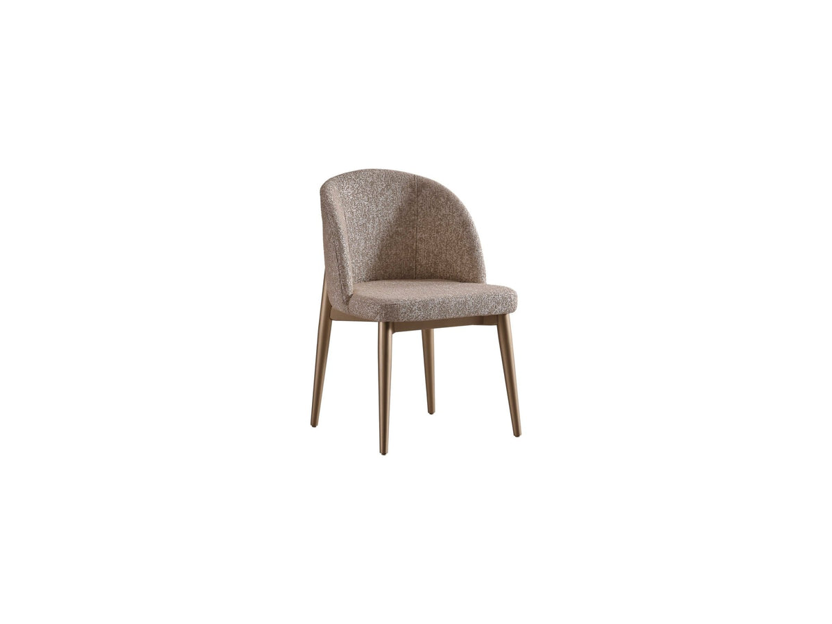 Nordic Luxury Sandalye bej dokulu kumaş, kavisli sırt, ahşap ayak, açılı görünüm