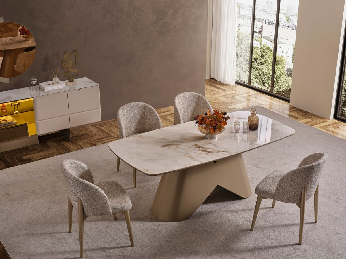 Nordic Luxury Yemek Odası mermer desenli masa ve sandalyeler yakından, arkada ışıklı konsol