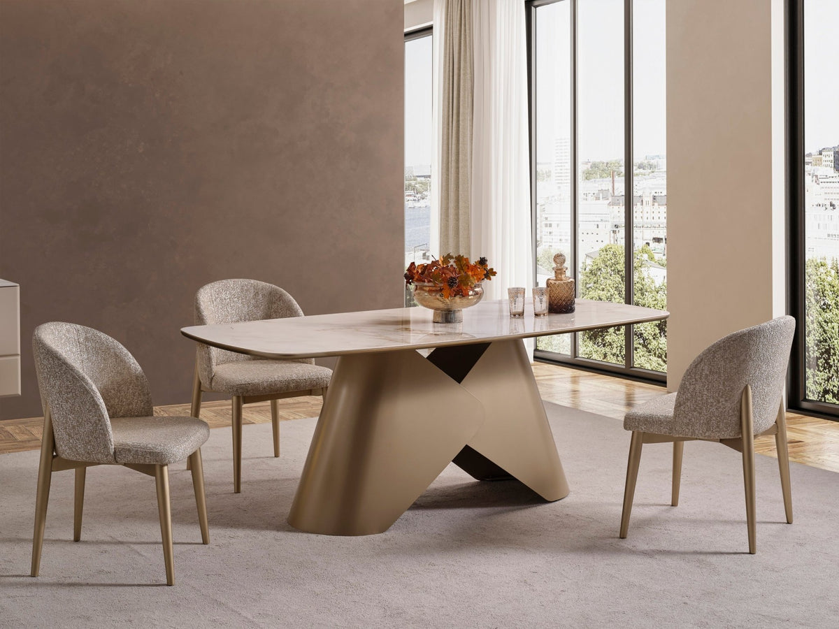 Nordic Luxury Yemek Odası masa ve dört sandalye, altın rengi masa ayağı, pencere önünde açılı görünüm